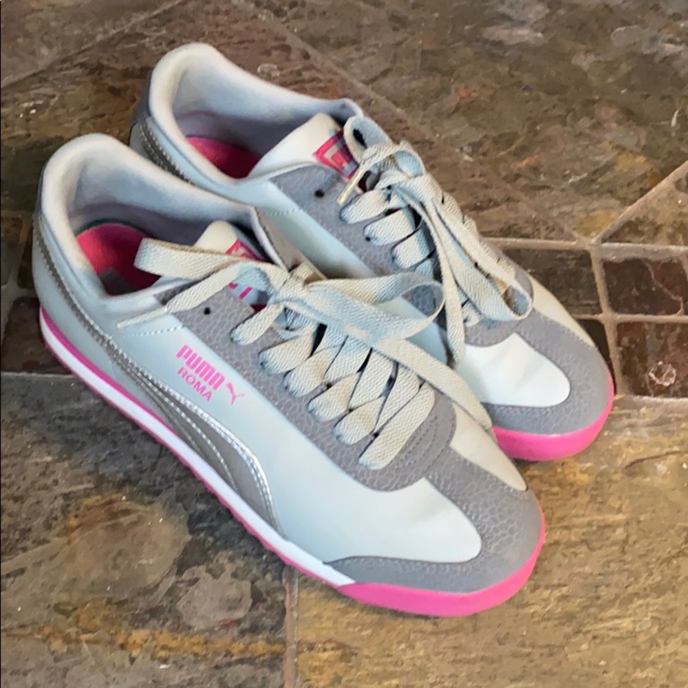 Grey pink women’s puma sneaker
